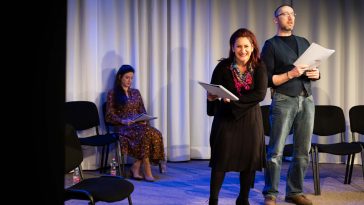 Harcsa Boglárka, Szemerédi Bernadett (hátul) és Timkó János August Strindberg Julie kisasszony című naturalista szomorújátékában