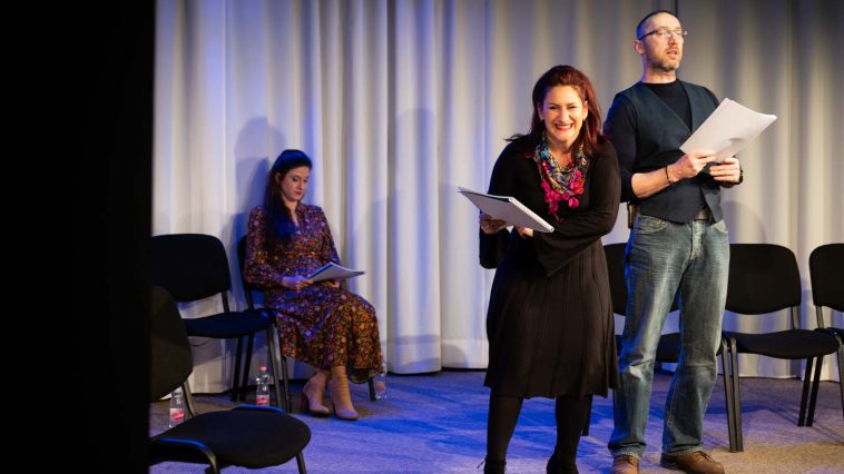 Harcsa Boglárka, Szemerédi Bernadett (hátul) és Timkó János August Strindberg Julie kisasszony című naturalista szomorújátékában