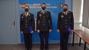 A képen balról jobbra: Molnár Sándor r. alezredes, a Szarvasi Rendőrkapitányság vezetője, dr. Varga K. Attila r. ezredes, a Békés Megyei Rendőr-főkapitányság vezetője és Czeglédi Lajos r. alezredes, a Szeghalmi Rendőrkapitányság vezetője.