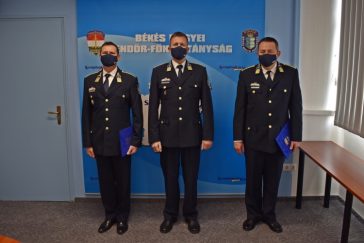 A képen balról jobbra: Molnár Sándor r. alezredes, a Szarvasi Rendőrkapitányság vezetője, dr. Varga K. Attila r. ezredes, a Békés Megyei Rendőr-főkapitányság vezetője és Czeglédi Lajos r. alezredes, a Szeghalmi Rendőrkapitányság vezetője.