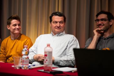 Belinszki Zoltán (középen) a Békési betyárok olvasópróbáján