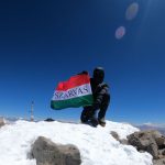 Molnár Ábel az Ojos del Salado 6893 méteres csúcsán a Szarvas feliratú nemzetiszín zászlóval