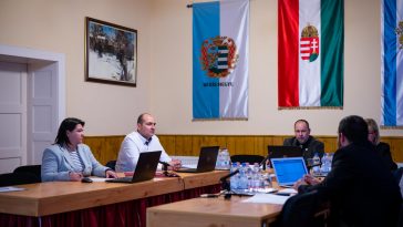 Farkasné Sinka Dóra, Major Attila képviselők, illetve Sinka Imre polgármester a testület február 28-i ülésén