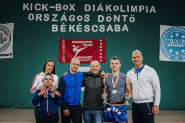 Tímár Nándor és Bessenyei Domos edzőikkel és szüleikkel