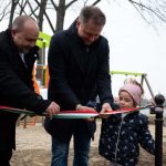 Sinka Imre polgármester, Dankó Béla országgyűlési képviselő és Szofi átvágja a szalagot