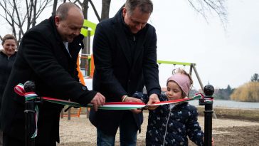 Sinka Imre polgármester, Dankó Béla országgyűlési képviselő és Szofi átvágja a szalagot