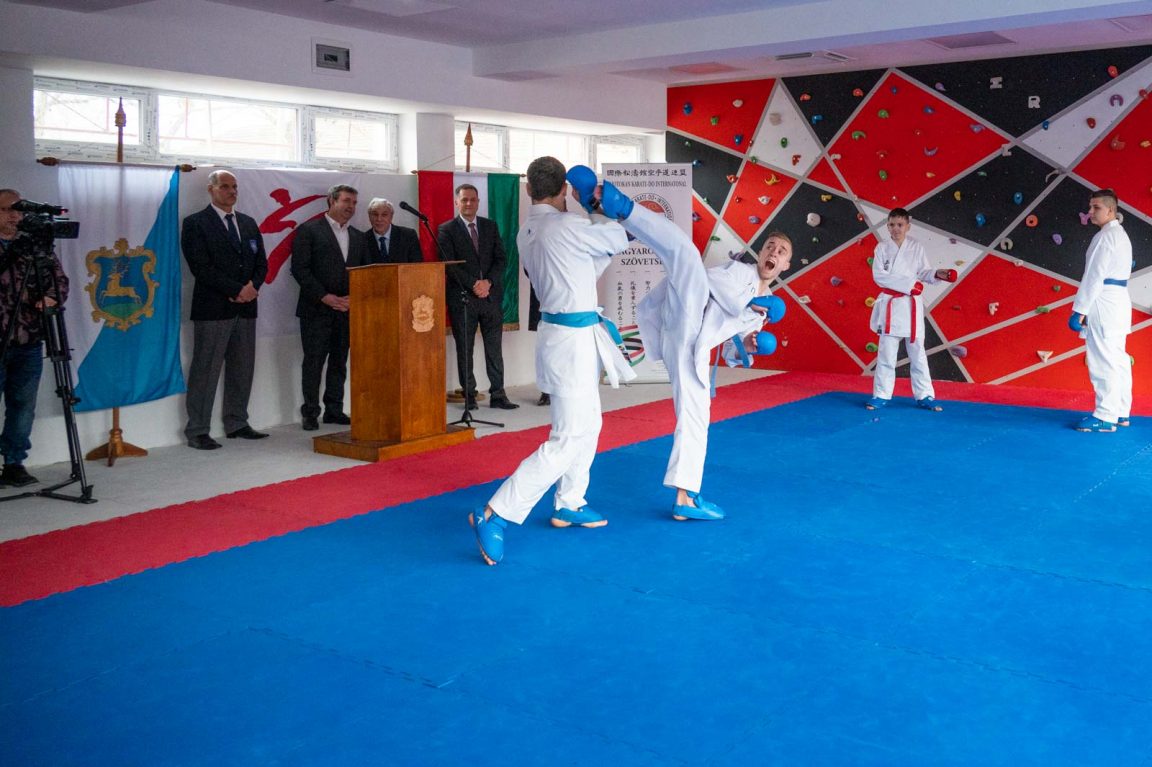 Szarvasi karatékák bemutatója az ország első karateakadémiájának átadóján
