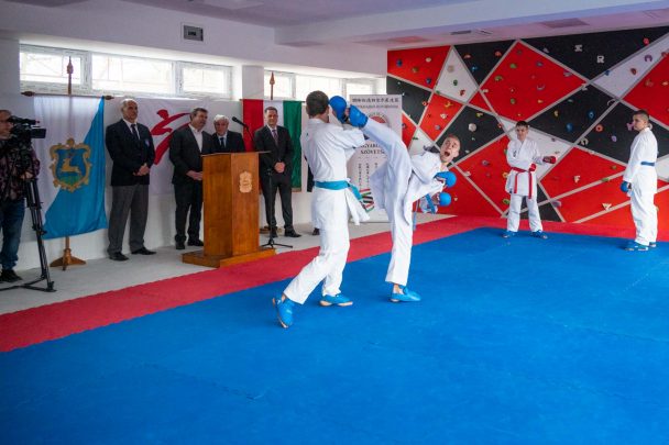 Szarvasi karatékák bemutatója az ország első karateakadémiájának átadóján