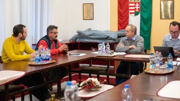 Bobvos Péter, Kerek Mihály és Molnár József az útépítésekről konzultál