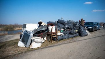 Egy kupac szemét a 44-es főút mellől