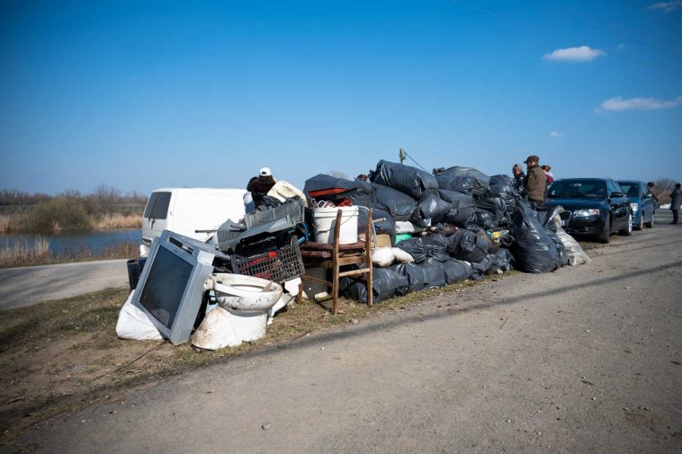 Egy kupac szemét a 44-es főút mellől