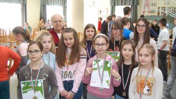 A Szlovák Általános Iskola lánycsapatai mesterükkel, Patkó Lajossal