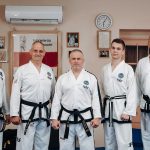 Bessenyei Domos fekete övén a fehér csík azt jelzi, hogy viselője még 18 év alatti