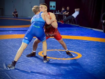 Tóth Patrik (pirosban) két nap alatt 14 meccset birkózott. Itt finn ellenfelével mérkőzik.