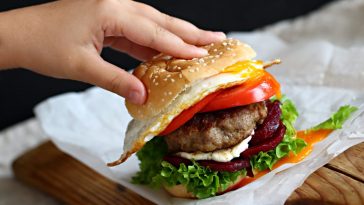 Kecskesajtos-céklás pulykaburger