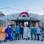 A mongol közösség tagjai a Gallicoop kapuja előtt