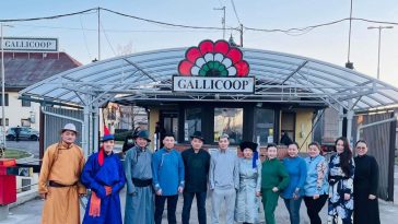A mongol közösség tagjai a Gallicoop kapuja előtt