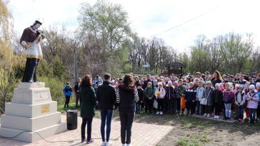 Gyakorlósok Nepomuki Szent János emlékművénél