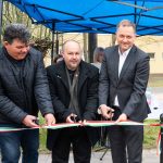 Tasy József, Sinka Imre és Dankó Béla a Rózsa utca új járdájának átadásán