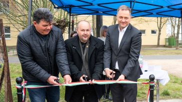 Tasy József, Sinka Imre és Dankó Béla a Rózsa utca új járdájának átadásán