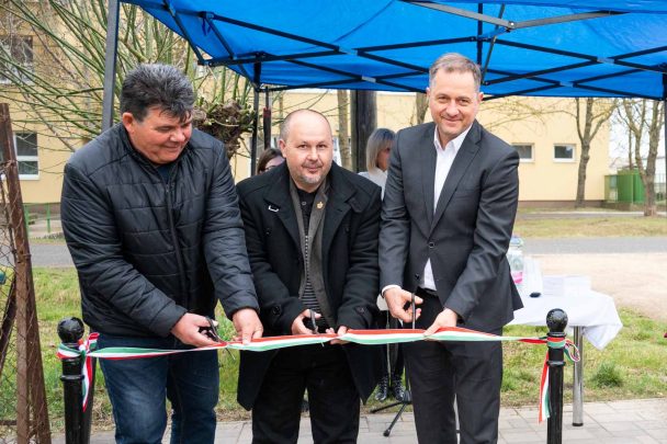 Tasy József, Sinka Imre és Dankó Béla a Rózsa utca új járdájának átadásán