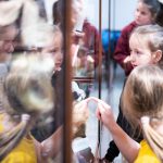 Csillogó szemekkel vették birtokba a gyerekek Szabó László játék-, báb- és makettgyűjteményéből összeállított kiállítást