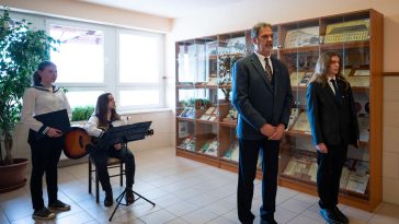 Pécsváradi Antal az iskolatörténeti kiállítás megnyitóján