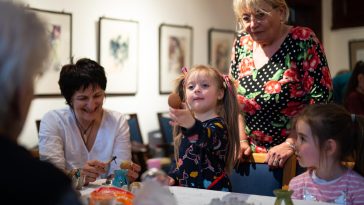 Uhljár Mátyásné Mézes Margó népi iparművész, a magyar népművészet mestere ezúttal a tojások díszítésére egy hagyományos, "gicás" módszert mutatott a fiataloknak