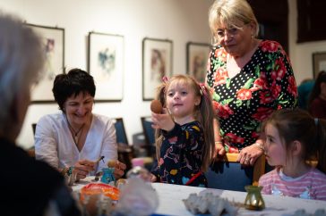 Uhljár Mátyásné Mézes Margó népi iparművész, a magyar népművészet mestere ezúttal a tojások díszítésére egy hagyományos, "gicás" módszert mutatott a fiataloknak