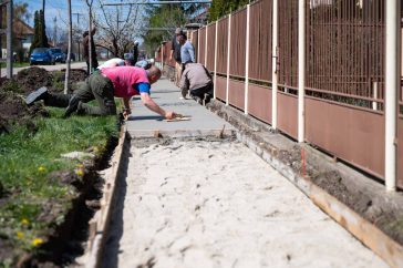 Félidőben félutcánál tart a járda építése a Kulich Gyula utcában