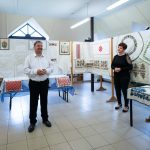 Hévizi Róbert a Békésszentandrási Kézművesek Egyesülete hímzőkörének kiállításmegnyitóján 2022. április 19-én