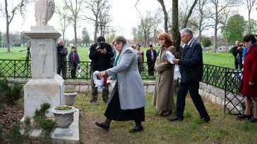 Tessedik Sámuel felújított síremlékénél koszorút helyez el Frankó Anna, a szlovák önkormányzat elnöke