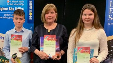 Steinmacher Tamás országos I. és Tóth Iringó országos II. helyezett felkészítőjükkel, Litauszkiné Erki Katalinnal