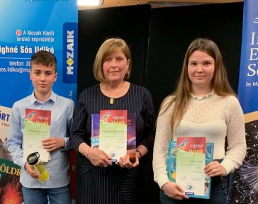 Steinmacher Tamás országos I. és Tóth Iringó országos II. helyezett felkészítőjükkel, Litauszkiné Erki Katalinnal