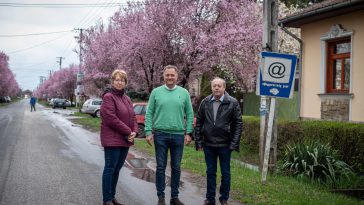 A három település közül Csabacsűdön szerepelt az egyéni képviselői körzetek országos átlaga felett Dankó Béla. A fotón Gilanné Radványi Rózsa alpolgármesterrel, illetve Molnár Józseffel, Csabacsűd polgármesterével
