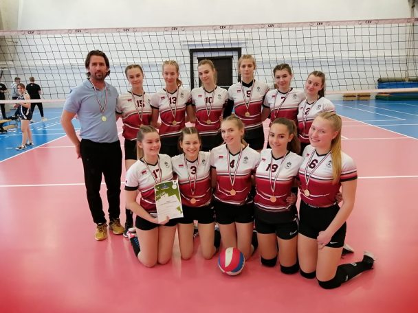 Csilik Attila és a lánycsapat
