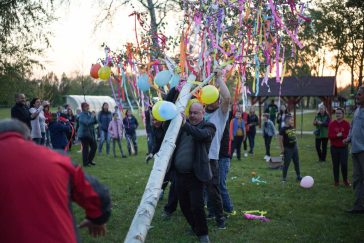 Májusfaállítás Békésszentandráson 2022. április 30-án