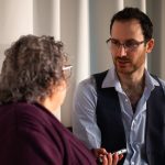 A cikk írója az Akácember díszlettervezőjét, Egyed Zoltánt interjúvolja a 2022. május 2-i olvasópróba szünetében