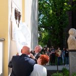 Dr. Demeter László, Kitajkáné Szántai Mária és dr. Tirják László leleplezi az emléktáblát