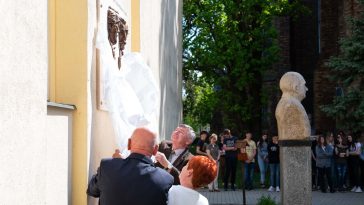 Dr. Demeter László, Kitajkáné Szántai Mária és dr. Tirják László leleplezi az emléktáblát