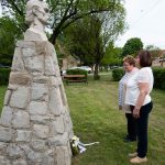 Megemlékezők Vértesi Mihály községi bíró szobránál 2022. május 6-án