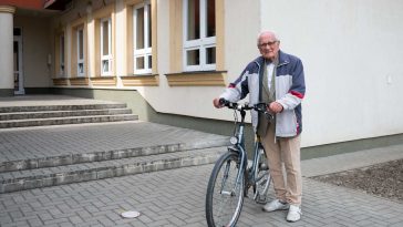 Papp Laci bácsi kerékpárral érkezik a vajdás öregdiákok éves közgyűlésére 2022. május 7-én