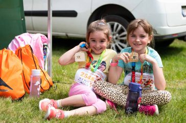 A gyerekkörön túl mosoly az arcokon