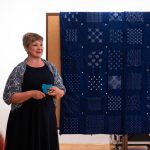 Király Katalin a kékfestő szakma kialakulásáról tart előadást a Tessedik Sámuel Múzeum dísztermében 2022. május 20-án