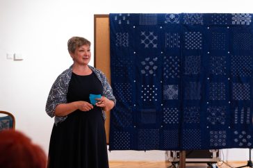 Király Katalin a kékfestő szakma kialakulásáról tart előadást a Tessedik Sámuel Múzeum dísztermében 2022. május 20-án