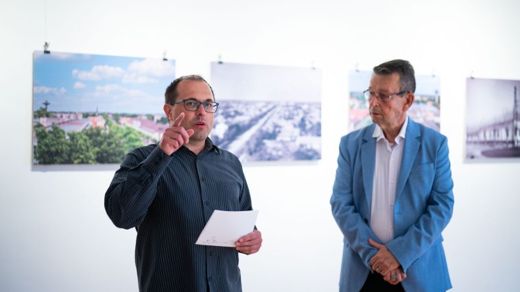 Roszik Zoltán múzeumigazgató és Babák Mihály polgármester a kiállítás megnyitóján