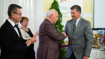 Szántosi Attilának átadja a díjat Bődi János, Szarvas Város Barátainak Köre elnöke. Balról Babák Mihály polgármester, a bál fővédnöke.