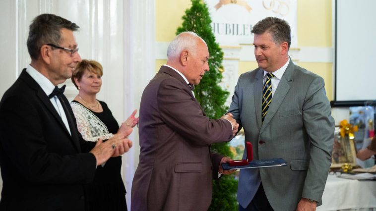 Szántosi Attilának átadja a díjat Bődi János, Szarvas Város Barátainak Köre elnöke. Balról Babák Mihály polgármester, a bál fővédnöke.