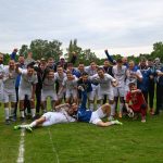 Ünnepel a bronzérmes Szarvasi FC 1905 az Okánnyal vívott zárómérkőzés után
