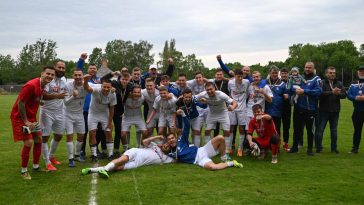 Ünnepel a bronzérmes Szarvasi FC 1905 az Okánnyal vívott zárómérkőzés után